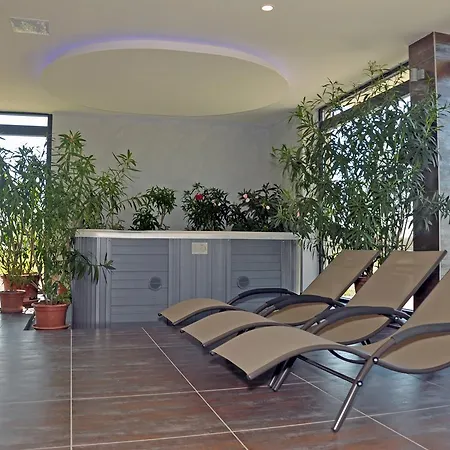 Garden Medical & فندق ديبريتْسين