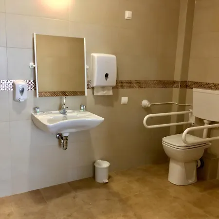 Garden Medical & فندق ديبريتْسين