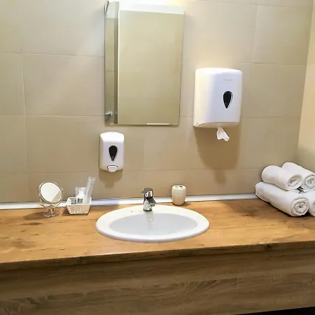 Garden Medical & فندق ديبريتْسين